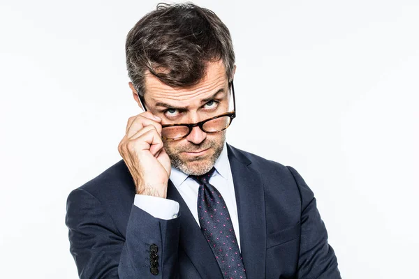 Dubbia lungimirante uomo d'affari che tiene giù gli occhiali cercando interessato — Foto Stock