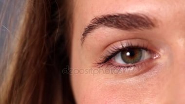 bir neşeli genç kadın gözü ile Kontakt lens odak noktası