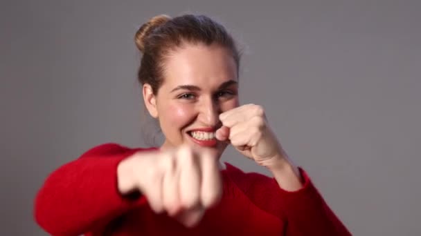 Hermosa chica riendo, boxeo defendiéndose de humor en guardia — Vídeos de Stock