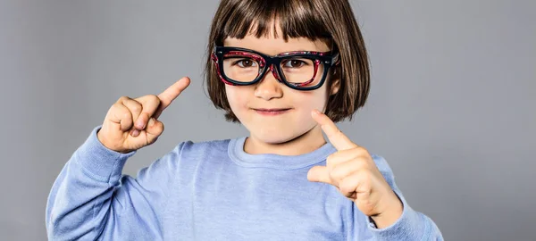 Niño alegre con diferentes anteojos sonriendo para el concepto de educación — Foto de Stock