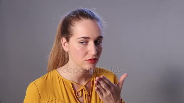 Mujer joven comprobando su aliento, probando su cuidado dental — Vídeo de stock