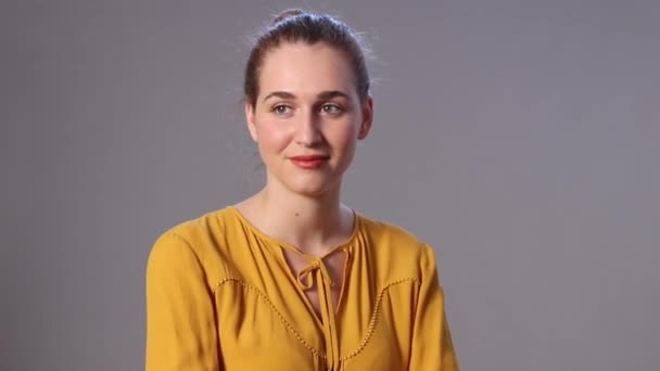 Улыбающаяся красивая молодая женщина слушает показания с концентрацией — стоковое видео