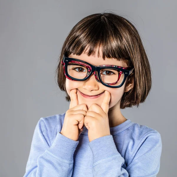 Amusant petit enfant essayer différentes lunettes, forcer un sourire — Photo