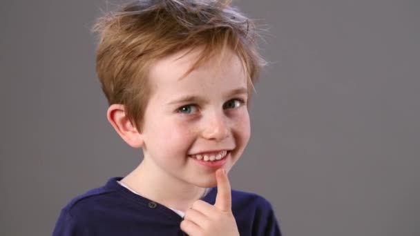 Ekspresyjny uśmiechniętego dziecka z myślenia język ciała smart odbicie — Wideo stockowe