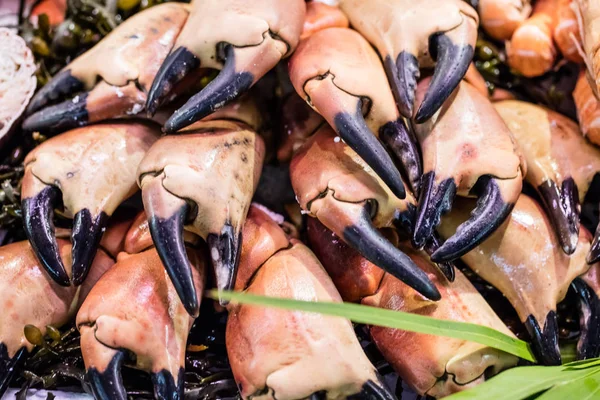 Esposizione di diversi granchi freschi tagliati per frutti di mare gourmet — Foto Stock