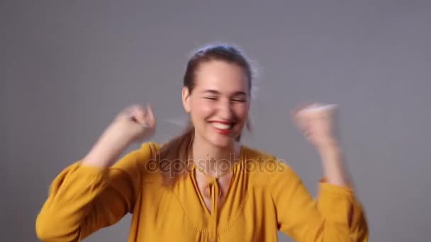 Éxito hermosa chica bailando, estallando risa excitado gesto de la mano — Vídeos de Stock
