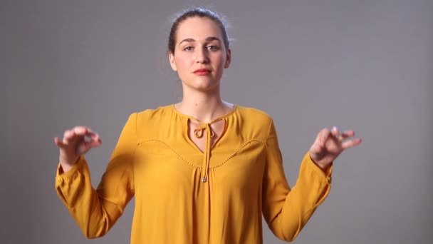 Gülümseyen gözlerle güzel genç kadın kapalı yoga nefes — Stok video