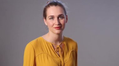Spor ve bekleyen sabırsız vücut dili ile güzel kız ayakta