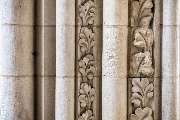 Pilares de piedra caliza restaurados o columnas con tallado para la artesanía —  Fotos de Stock