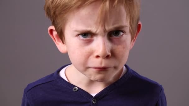 Aranyos fiatal gyermek bemutatja, hogyan kell nézni mad és a összetűzés — Stock videók