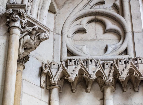 Detalhe, igreja ou fachada catedral feita de pedra calcária e esculturas — Fotografia de Stock