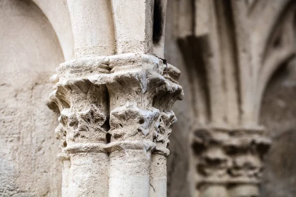 Primo piano di antichi pilastri calcarei danneggiati da inquinamento o età — Foto Stock
