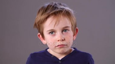 düşünceli güzel kızıl saçlı küçük çocuk can sıkıntısı ya da hayal kırıklığı ifade