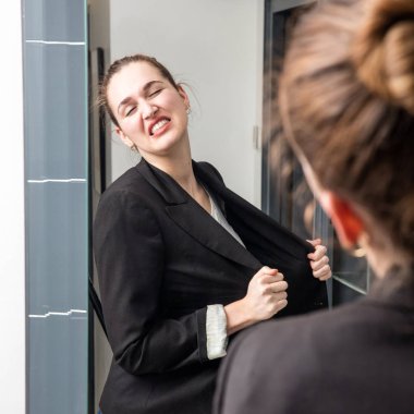 kızgın akıllı genç kadın onun ayna önünde temper kaybetmek