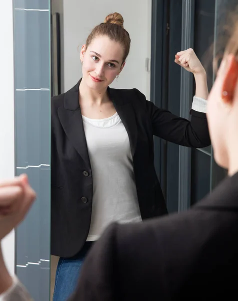 Framgångsrika vackra unga smart kvinna med power girl kroppsspråk — Stockfoto