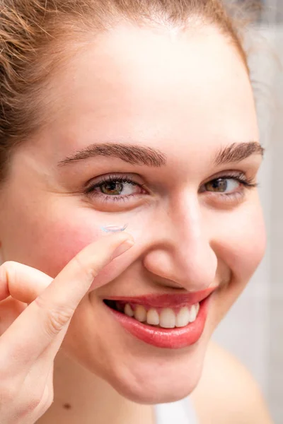 Portrait, happy gorgeous young woman smiling holding her contact lens — Stock Photo, Image