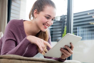 güzel genç kadın ev tablet, düşük açılı görünümü kullanma