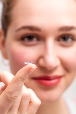 Kontakt lens bulanık mutlu genç kadının refah için gösterilen