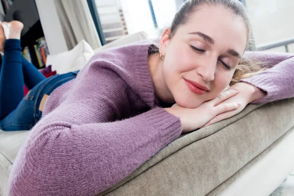 Beautiful girl relaxing with eyes closed enjoying freedom and happiness — Stock Photo, Image