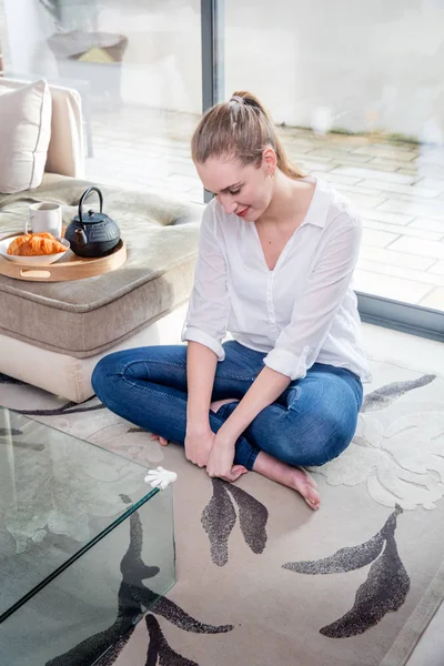 Smiling zen young woman relaxing to breathe and meditate — Stock Photo, Image