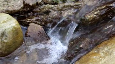 brook, dere veya yosunlu taş küçük cascade closeup