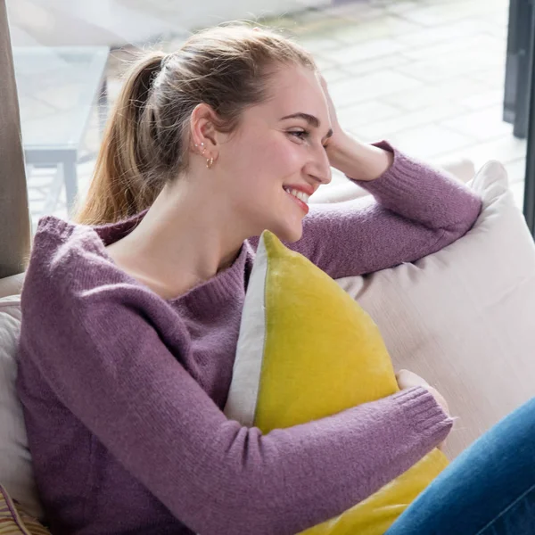 Sonriente hermosa joven mujer inclinando su cabeza sobre su mano — Foto de Stock