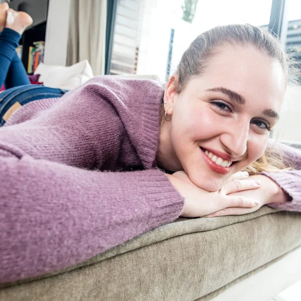 Primer plano de la mujer joven disfrutando de acostarse para el bienestar en casa —  Fotos de Stock