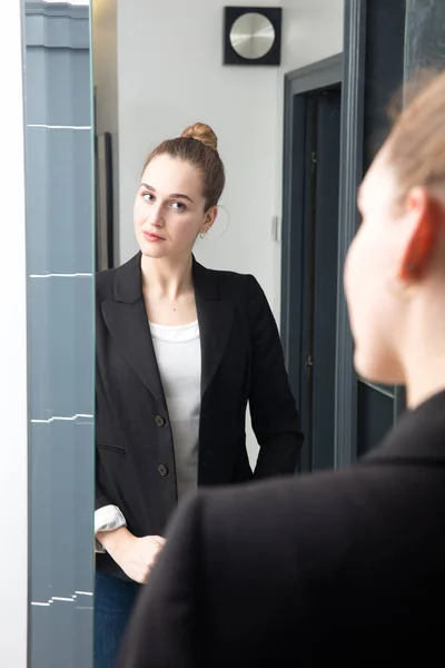 Hermosa joven mujer de negocios preparándose para la rutina de la mañana segura — Foto de Stock