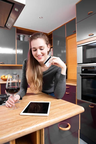 Smiling beautiful young woman reading her tablet for shopping online — Stock Photo, Image