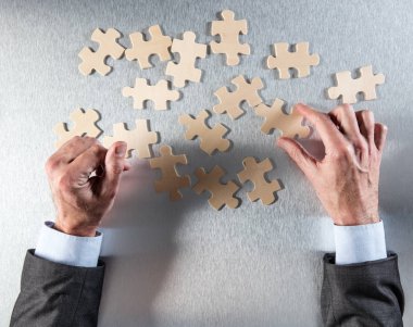 Şirket kuruluş ya da ekip çalışması kavramı ile işadamı seçerek jigsaw eller