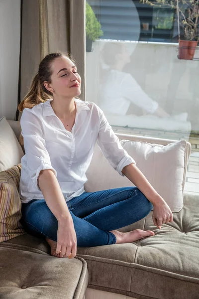 Щаслива красива молода жінка розслабляється в позі йоги лотоса — стокове фото