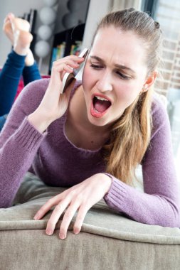 onun smartphone, gerçek insanlar çığlık öfkeli genç kadın