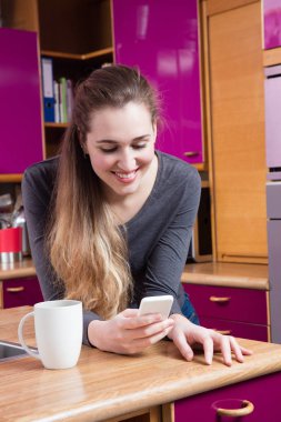 neşeli güzel kız kısa kahve ile cep telefonuyla mesaj