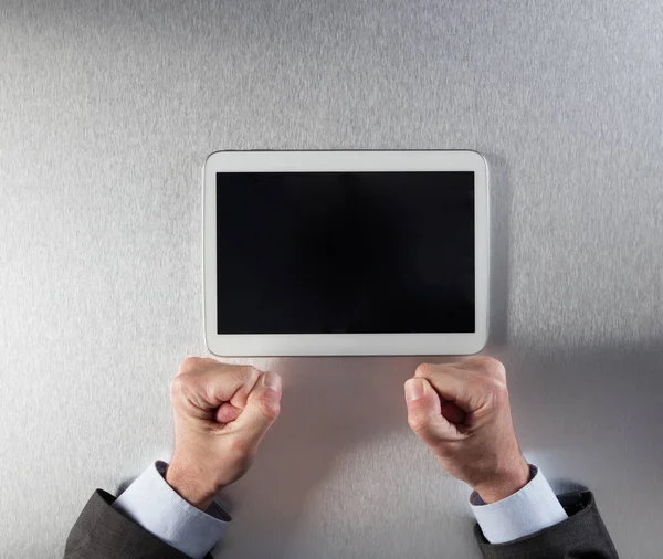 Manos de hombre de negocios enojado expresando impaciencia, frustración o estrés frente a la tableta — Foto de Stock