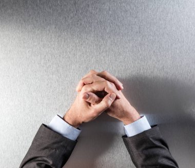Anonim kontrollü işadamı üstten görünüm ifade yansıması ya da sabır eller