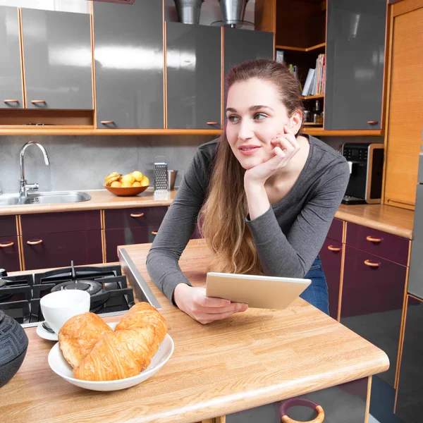 Soñando mujer joven mirando hacia otro lado para el bienestar somnoliento de la mañana o la tecnología — Foto de Stock