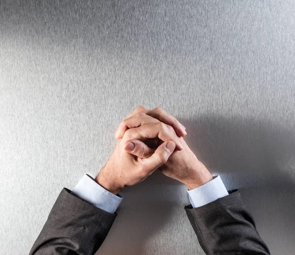 Vista superior de manos controladas anónimas de hombre de negocios que expresan reflexión o paciencia — Foto de Stock