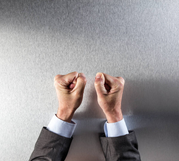 протестующие кулаки бизнесмена за корпоративную власть, убеждение, разочарование или нетерпение
