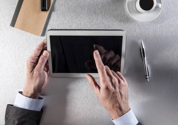 Manos del gerente trabajando en la oficina, escribiendo en su tableta — Foto de Stock