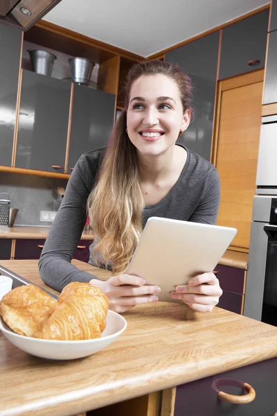 Alegre hermosa joven mujer mirando lejos de su mañana messa — Foto de Stock