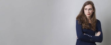 şüphe ve kavram somurtarak genç kadın, uzun banner ile endişe