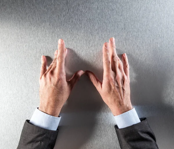 Introwertyk Menedżer samodzielnie kierowanych ręce mówi o powściągliwość komunikacja korporacyjna — Zdjęcie stockowe