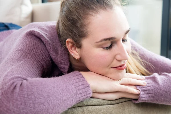 Hermosa chica durmiendo, disfrutando de bienestar y tiempo libre en casa — Foto de Stock