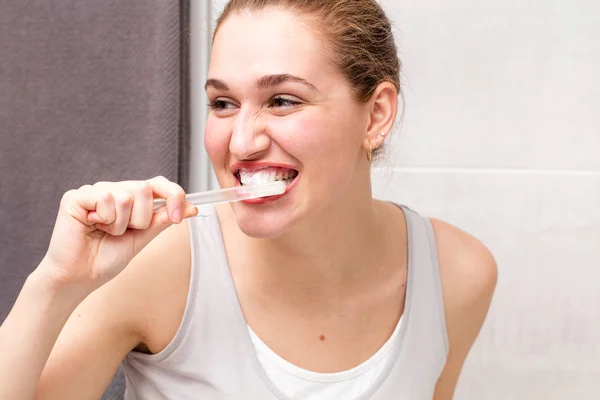 Çekici kadın genç dişlerini yıkama için mutlu sağlık rutin — Stok fotoğraf