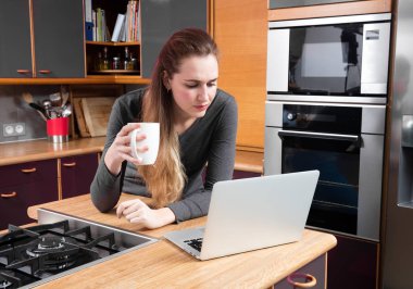 ev kavramı şüpheli güzel genç kadın onu laptop kontrol çalışma