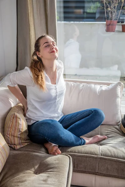 Sonriente hermosa joven disfrutando relajando su espalda para el bienestar —  Fotos de Stock