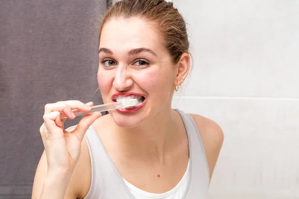 Sağlıklı diş bakımı diş fırçası ile çekici genç kadın için eğlenceli — Stok fotoğraf
