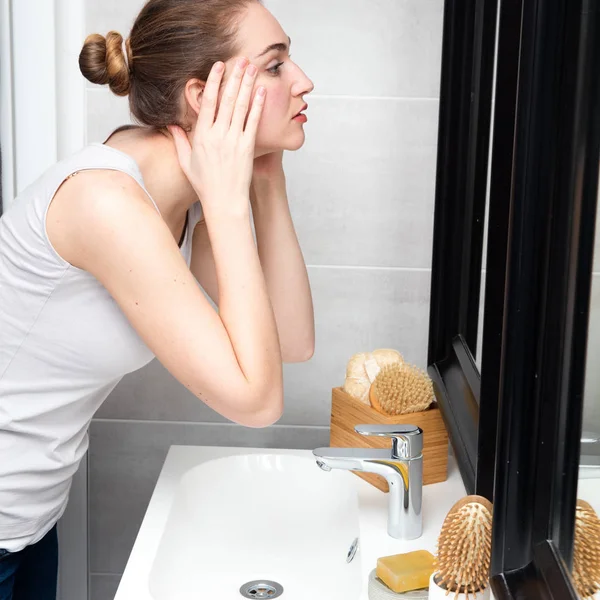 Hermosa joven masajeando su cara y ojos para brillar — Foto de Stock