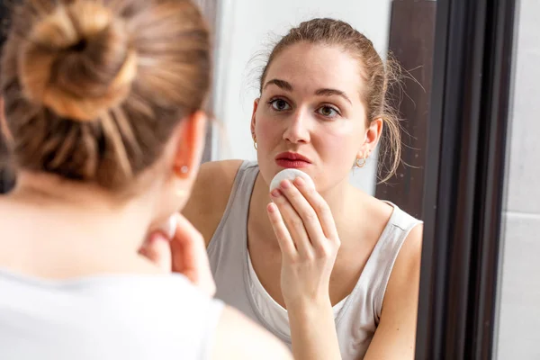 Eliminación de maquillaje para hermosa mujer joven para la limpieza de la piel — Foto de Stock