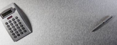 bir kalem ve kopya alanı paslanmaz çelik masa hesap makinesi